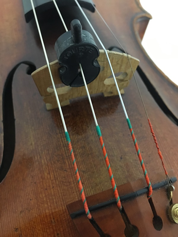 バイオリンに装着したミュート。