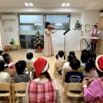 保育園のクリスマスコンサートで演奏する、バイオリンの澤井亜衣